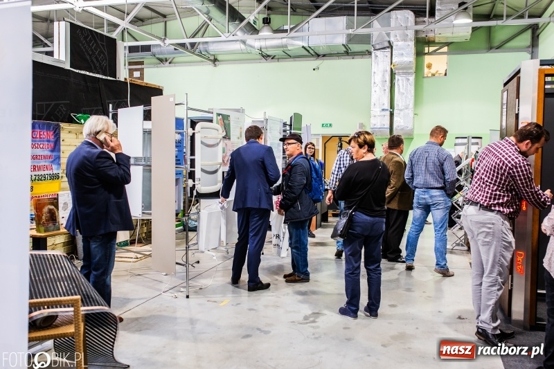 Zdjęcie w galerii na portalu naszraciborz.pl: Stoiska rozstawione, grille rozpalone, scena pełna gwiazd. Ruszyła 19. Eko-Wystawa w Pietrowicach Wielkich wiadomości z regionu