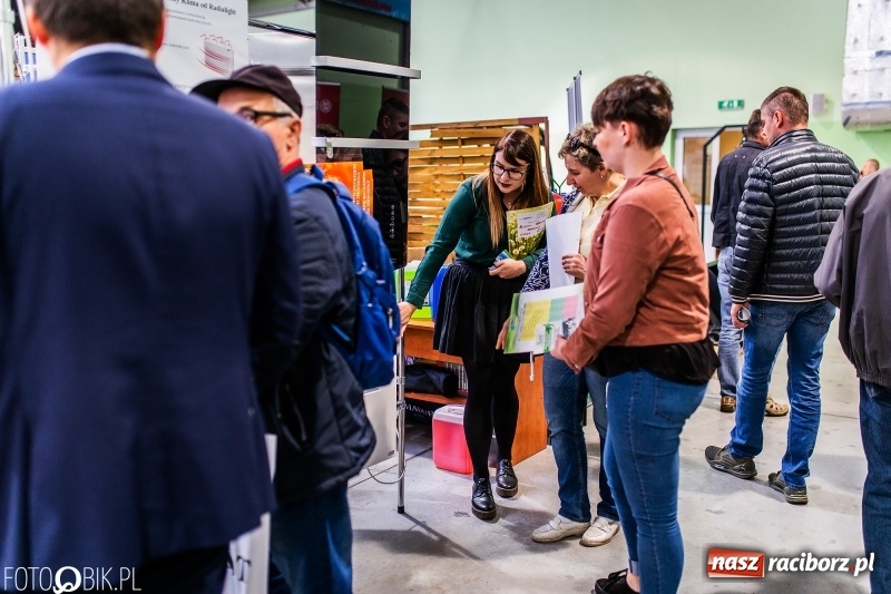Zdjęcie w galerii na portalu naszraciborz.pl: Stoiska rozstawione, grille rozpalone, scena pełna gwiazd. Ruszyła 19. Eko-Wystawa w Pietrowicach Wielkich wiadomości z regionu