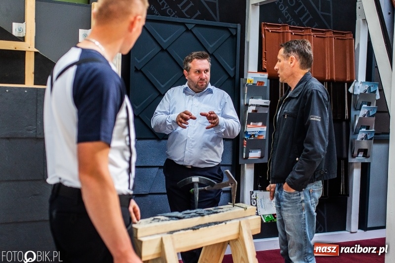 Zdjęcie w galerii na portalu naszraciborz.pl: Stoiska rozstawione, grille rozpalone, scena pełna gwiazd. Ruszyła 19. Eko-Wystawa w Pietrowicach Wielkich wiadomości z regionu