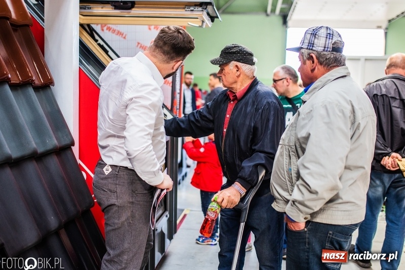 Zdjęcie w galerii na portalu naszraciborz.pl: Stoiska rozstawione, grille rozpalone, scena pełna gwiazd. Ruszyła 19. Eko-Wystawa w Pietrowicach Wielkich wiadomości z regionu