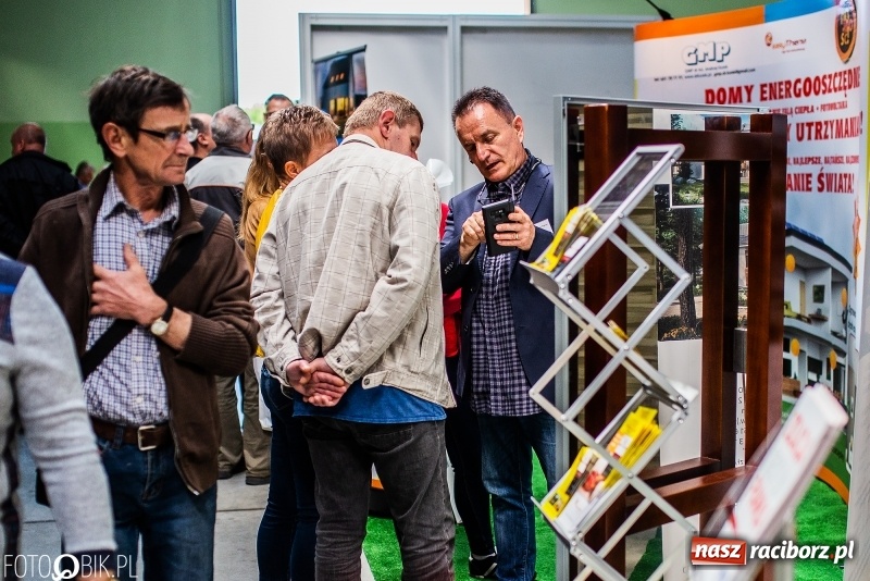 Zdjęcie w galerii na portalu naszraciborz.pl: Stoiska rozstawione, grille rozpalone, scena pełna gwiazd. Ruszyła 19. Eko-Wystawa w Pietrowicach Wielkich wiadomości z regionu