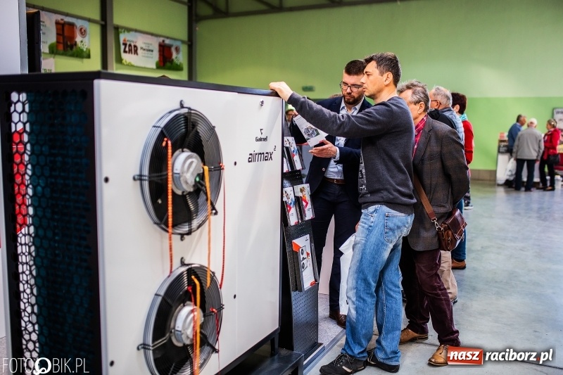 Zdjęcie w galerii na portalu naszraciborz.pl: Stoiska rozstawione, grille rozpalone, scena pełna gwiazd. Ruszyła 19. Eko-Wystawa w Pietrowicach Wielkich wiadomości z regionu