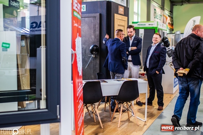 Zdjęcie w galerii na portalu naszraciborz.pl: Stoiska rozstawione, grille rozpalone, scena pełna gwiazd. Ruszyła 19. Eko-Wystawa w Pietrowicach Wielkich wiadomości z regionu