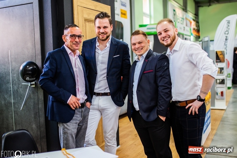 Zdjęcie w galerii na portalu naszraciborz.pl: Stoiska rozstawione, grille rozpalone, scena pełna gwiazd. Ruszyła 19. Eko-Wystawa w Pietrowicach Wielkich wiadomości z regionu