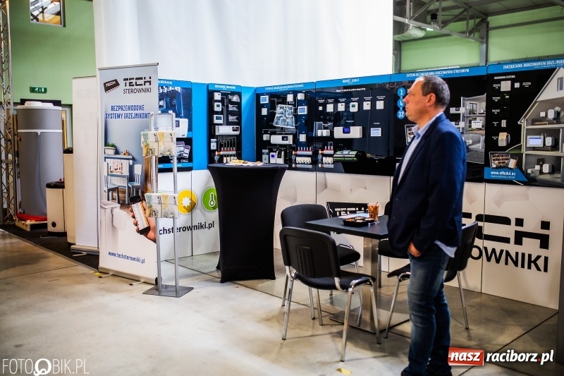 Zdjęcie w galerii na portalu naszraciborz.pl: Stoiska rozstawione, grille rozpalone, scena pełna gwiazd. Ruszyła 19. Eko-Wystawa w Pietrowicach Wielkich wiadomości z regionu