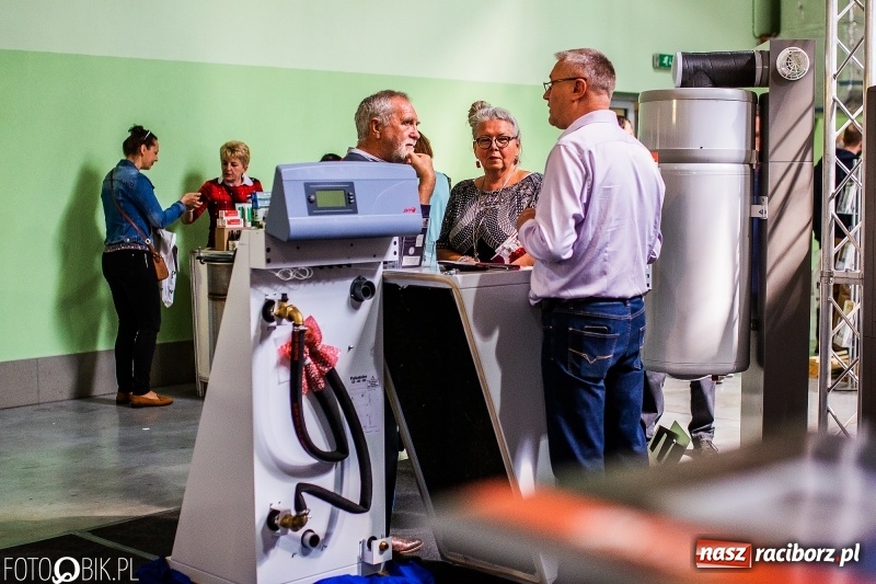 Zdjęcie w galerii na portalu naszraciborz.pl: Stoiska rozstawione, grille rozpalone, scena pełna gwiazd. Ruszyła 19. Eko-Wystawa w Pietrowicach Wielkich wiadomości z regionu