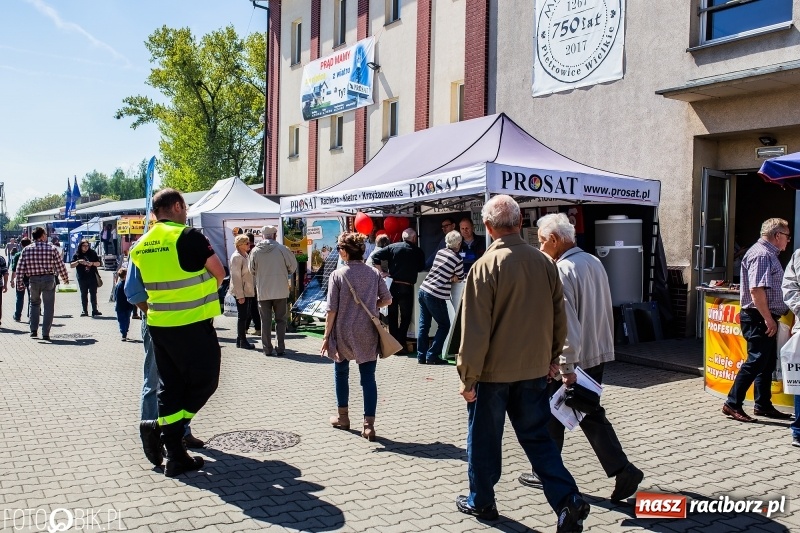 Zdjęcie w galerii na portalu naszraciborz.pl: Stoiska rozstawione, grille rozpalone, scena pełna gwiazd. Ruszyła 19. Eko-Wystawa w Pietrowicach Wielkich wiadomości z regionu