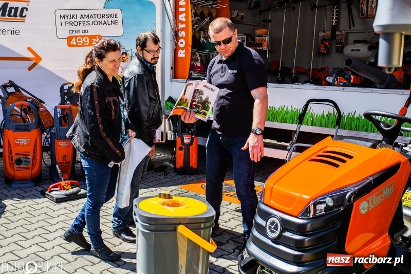 Zdjęcie w galerii na portalu naszraciborz.pl: Stoiska rozstawione, grille rozpalone, scena pełna gwiazd. Ruszyła 19. Eko-Wystawa w Pietrowicach Wielkich wiadomości z regionu