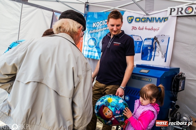 Zdjęcie w galerii na portalu naszraciborz.pl: Stoiska rozstawione, grille rozpalone, scena pełna gwiazd. Ruszyła 19. Eko-Wystawa w Pietrowicach Wielkich wiadomości z regionu