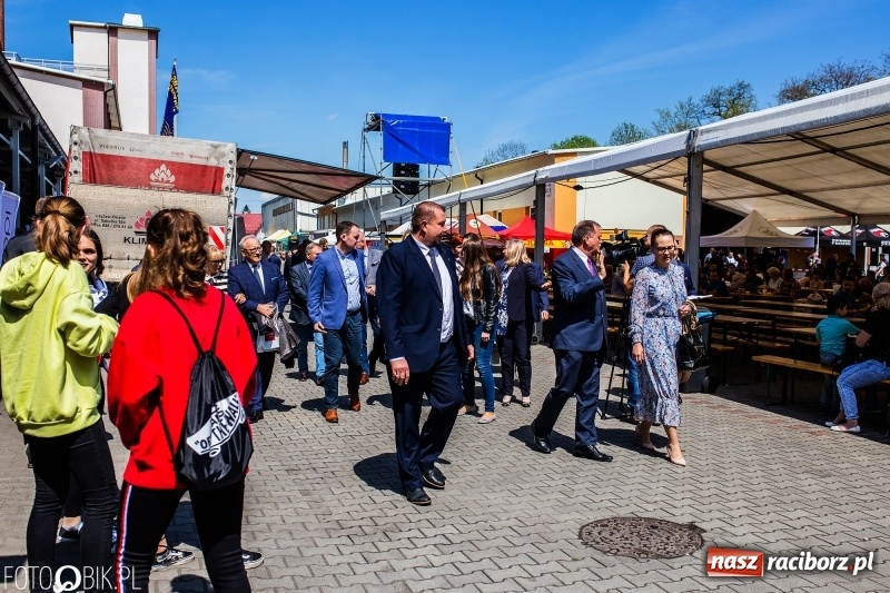 Zdjęcie w galerii na portalu naszraciborz.pl: Stoiska rozstawione, grille rozpalone, scena pełna gwiazd. Ruszyła 19. Eko-Wystawa w Pietrowicach Wielkich wiadomości z regionu