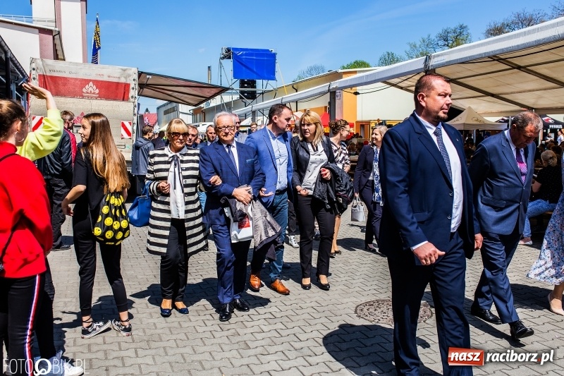 Zdjęcie w galerii na portalu naszraciborz.pl: Stoiska rozstawione, grille rozpalone, scena pełna gwiazd. Ruszyła 19. Eko-Wystawa w Pietrowicach Wielkich wiadomości z regionu