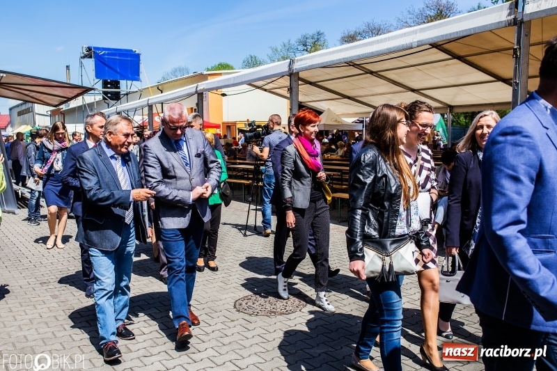 Zdjęcie w galerii na portalu naszraciborz.pl: Stoiska rozstawione, grille rozpalone, scena pełna gwiazd. Ruszyła 19. Eko-Wystawa w Pietrowicach Wielkich wiadomości z regionu