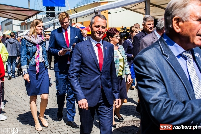 Zdjęcie w galerii na portalu naszraciborz.pl: Stoiska rozstawione, grille rozpalone, scena pełna gwiazd. Ruszyła 19. Eko-Wystawa w Pietrowicach Wielkich wiadomości z regionu