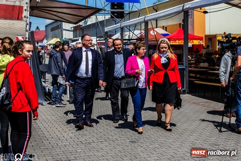 Zdjęcie w galerii na portalu naszraciborz.pl: Stoiska rozstawione, grille rozpalone, scena pełna gwiazd. Ruszyła 19. Eko-Wystawa w Pietrowicach Wielkich wiadomości z regionu