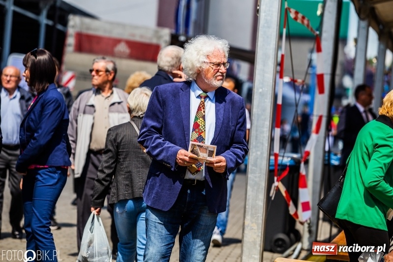 Zdjęcie w galerii na portalu naszraciborz.pl: Stoiska rozstawione, grille rozpalone, scena pełna gwiazd. Ruszyła 19. Eko-Wystawa w Pietrowicach Wielkich wiadomości z regionu