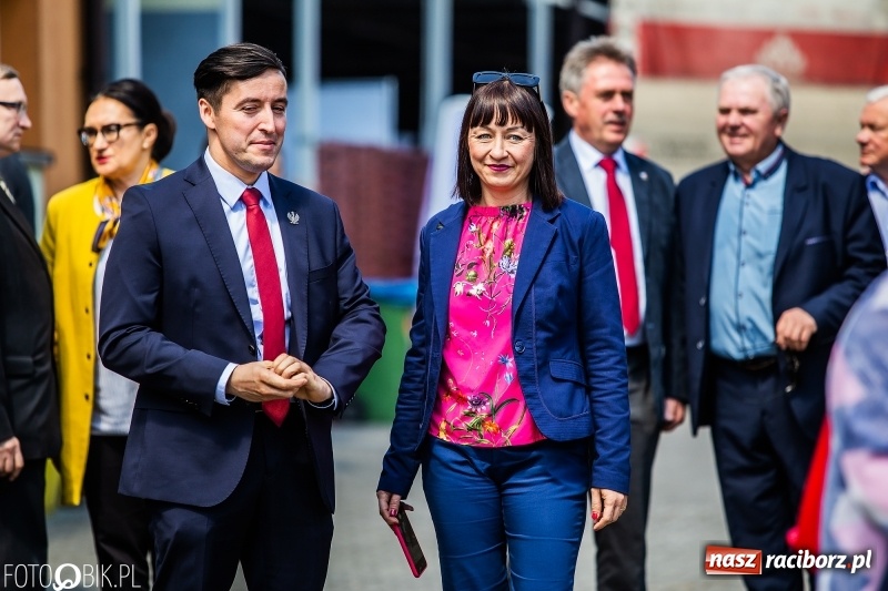 Zdjęcie w galerii na portalu naszraciborz.pl: Stoiska rozstawione, grille rozpalone, scena pełna gwiazd. Ruszyła 19. Eko-Wystawa w Pietrowicach Wielkich wiadomości z regionu