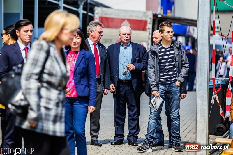 Zdjęcie w galerii na portalu naszraciborz.pl: Stoiska rozstawione, grille rozpalone, scena pełna gwiazd. Ruszyła 19. Eko-Wystawa w Pietrowicach Wielkich wiadomości z regionu