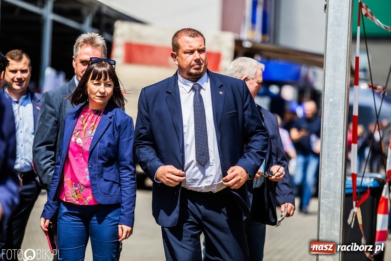 Zdjęcie w galerii na portalu naszraciborz.pl: Stoiska rozstawione, grille rozpalone, scena pełna gwiazd. Ruszyła 19. Eko-Wystawa w Pietrowicach Wielkich wiadomości z regionu