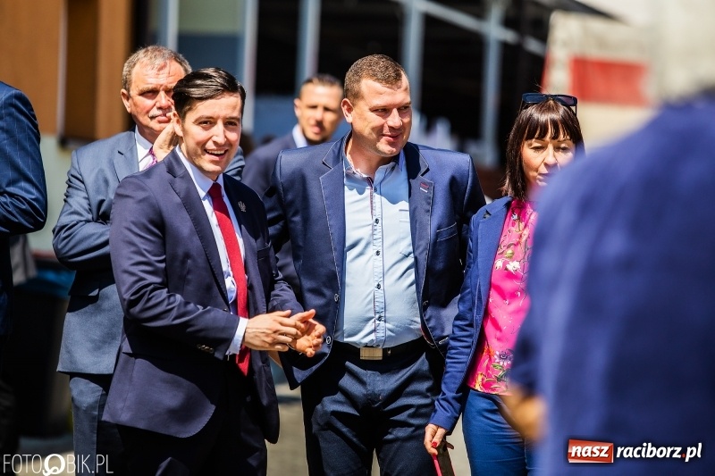 Zdjęcie w galerii na portalu naszraciborz.pl: Stoiska rozstawione, grille rozpalone, scena pełna gwiazd. Ruszyła 19. Eko-Wystawa w Pietrowicach Wielkich wiadomości z regionu