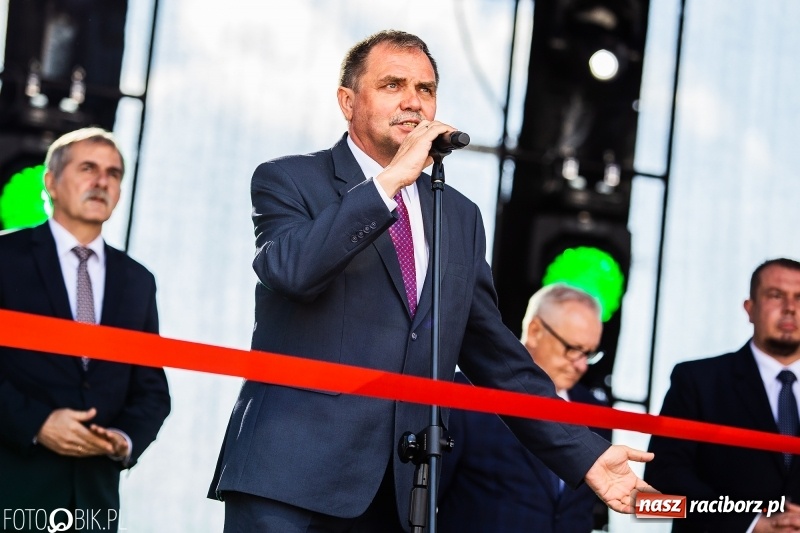 Zdjęcie w galerii na portalu naszraciborz.pl: Stoiska rozstawione, grille rozpalone, scena pełna gwiazd. Ruszyła 19. Eko-Wystawa w Pietrowicach Wielkich wiadomości z regionu