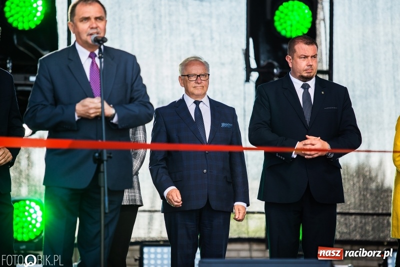 Zdjęcie w galerii na portalu naszraciborz.pl: Stoiska rozstawione, grille rozpalone, scena pełna gwiazd. Ruszyła 19. Eko-Wystawa w Pietrowicach Wielkich wiadomości z regionu