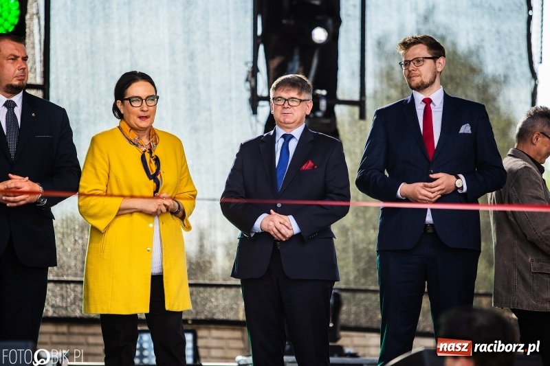 Zdjęcie w galerii na portalu naszraciborz.pl: Stoiska rozstawione, grille rozpalone, scena pełna gwiazd. Ruszyła 19. Eko-Wystawa w Pietrowicach Wielkich wiadomości z regionu