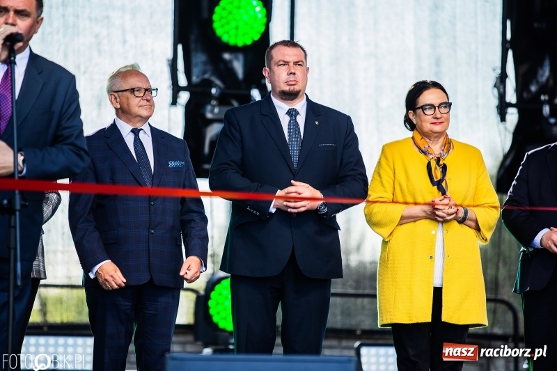 Zdjęcie w galerii na portalu naszraciborz.pl: Stoiska rozstawione, grille rozpalone, scena pełna gwiazd. Ruszyła 19. Eko-Wystawa w Pietrowicach Wielkich wiadomości z regionu