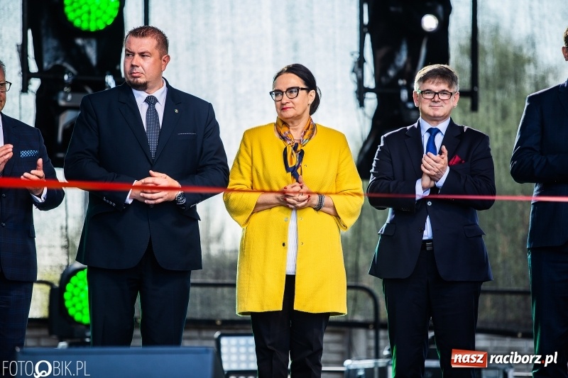 Zdjęcie w galerii na portalu naszraciborz.pl: Stoiska rozstawione, grille rozpalone, scena pełna gwiazd. Ruszyła 19. Eko-Wystawa w Pietrowicach Wielkich wiadomości z regionu