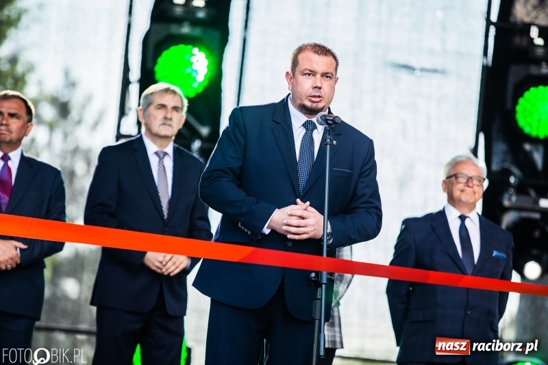 Zdjęcie w galerii na portalu naszraciborz.pl: Stoiska rozstawione, grille rozpalone, scena pełna gwiazd. Ruszyła 19. Eko-Wystawa w Pietrowicach Wielkich wiadomości z regionu