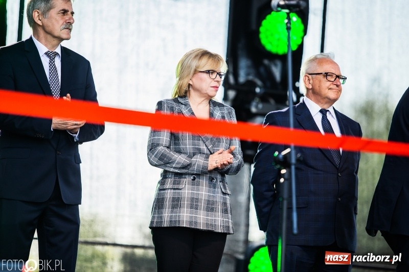 Zdjęcie w galerii na portalu naszraciborz.pl: Stoiska rozstawione, grille rozpalone, scena pełna gwiazd. Ruszyła 19. Eko-Wystawa w Pietrowicach Wielkich wiadomości z regionu