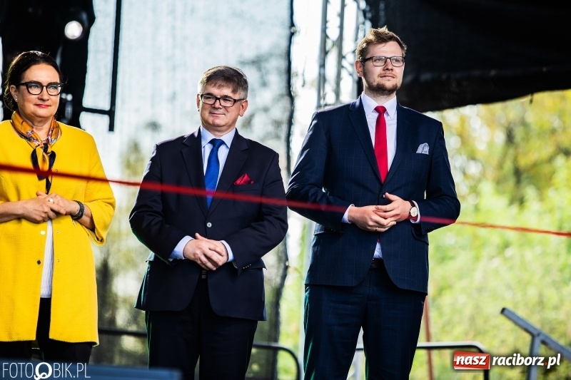 Zdjęcie w galerii na portalu naszraciborz.pl: Stoiska rozstawione, grille rozpalone, scena pełna gwiazd. Ruszyła 19. Eko-Wystawa w Pietrowicach Wielkich wiadomości z regionu