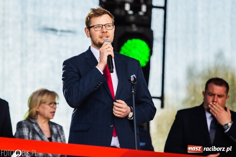 Zdjęcie w galerii na portalu naszraciborz.pl: Stoiska rozstawione, grille rozpalone, scena pełna gwiazd. Ruszyła 19. Eko-Wystawa w Pietrowicach Wielkich wiadomości z regionu