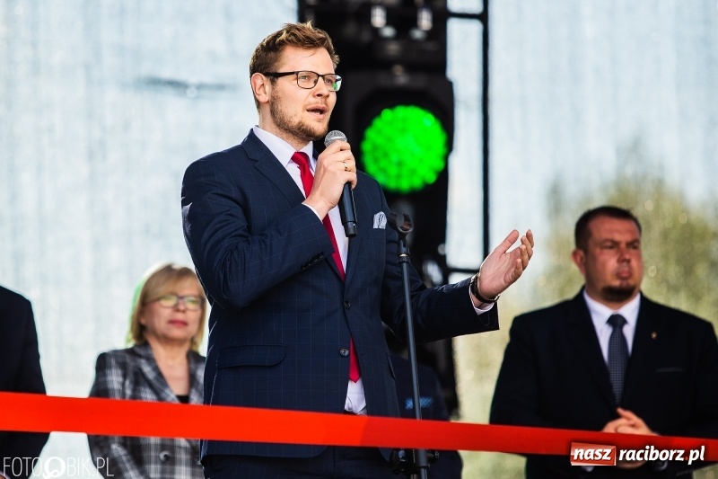 Zdjęcie w galerii na portalu naszraciborz.pl: Stoiska rozstawione, grille rozpalone, scena pełna gwiazd. Ruszyła 19. Eko-Wystawa w Pietrowicach Wielkich wiadomości z regionu