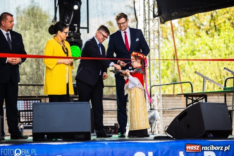 Zdjęcie w galerii na portalu naszraciborz.pl: Stoiska rozstawione, grille rozpalone, scena pełna gwiazd. Ruszyła 19. Eko-Wystawa w Pietrowicach Wielkich wiadomości z regionu