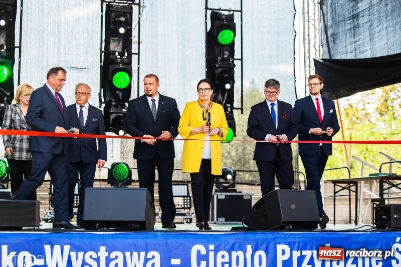 Zdjęcie w galerii na portalu naszraciborz.pl: Stoiska rozstawione, grille rozpalone, scena pełna gwiazd. Ruszyła 19. Eko-Wystawa w Pietrowicach Wielkich wiadomości z regionu