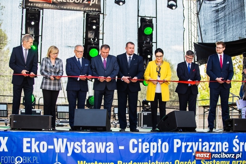 Zdjęcie w galerii na portalu naszraciborz.pl: Stoiska rozstawione, grille rozpalone, scena pełna gwiazd. Ruszyła 19. Eko-Wystawa w Pietrowicach Wielkich wiadomości z regionu