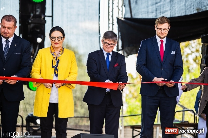 Zdjęcie w galerii na portalu naszraciborz.pl: Stoiska rozstawione, grille rozpalone, scena pełna gwiazd. Ruszyła 19. Eko-Wystawa w Pietrowicach Wielkich wiadomości z regionu
