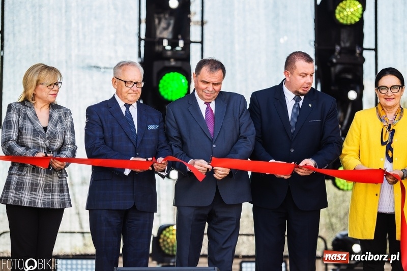 Zdjęcie w galerii na portalu naszraciborz.pl: Stoiska rozstawione, grille rozpalone, scena pełna gwiazd. Ruszyła 19. Eko-Wystawa w Pietrowicach Wielkich wiadomości z regionu