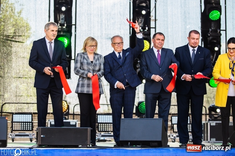 Zdjęcie w galerii na portalu naszraciborz.pl: Stoiska rozstawione, grille rozpalone, scena pełna gwiazd. Ruszyła 19. Eko-Wystawa w Pietrowicach Wielkich wiadomości z regionu