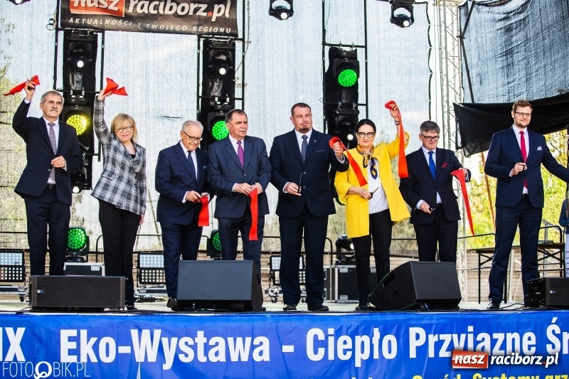 Zdjęcie w galerii na portalu naszraciborz.pl: Stoiska rozstawione, grille rozpalone, scena pełna gwiazd. Ruszyła 19. Eko-Wystawa w Pietrowicach Wielkich wiadomości z regionu