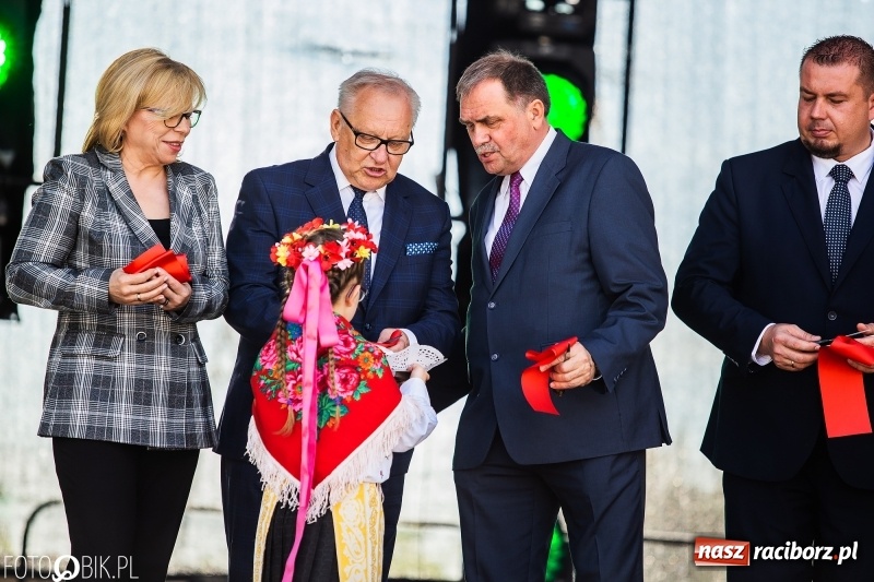 Zdjęcie w galerii na portalu naszraciborz.pl: Stoiska rozstawione, grille rozpalone, scena pełna gwiazd. Ruszyła 19. Eko-Wystawa w Pietrowicach Wielkich wiadomości z regionu