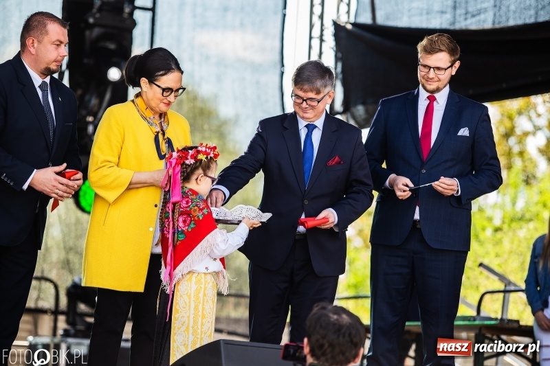 Zdjęcie w galerii na portalu naszraciborz.pl: Stoiska rozstawione, grille rozpalone, scena pełna gwiazd. Ruszyła 19. Eko-Wystawa w Pietrowicach Wielkich wiadomości z regionu