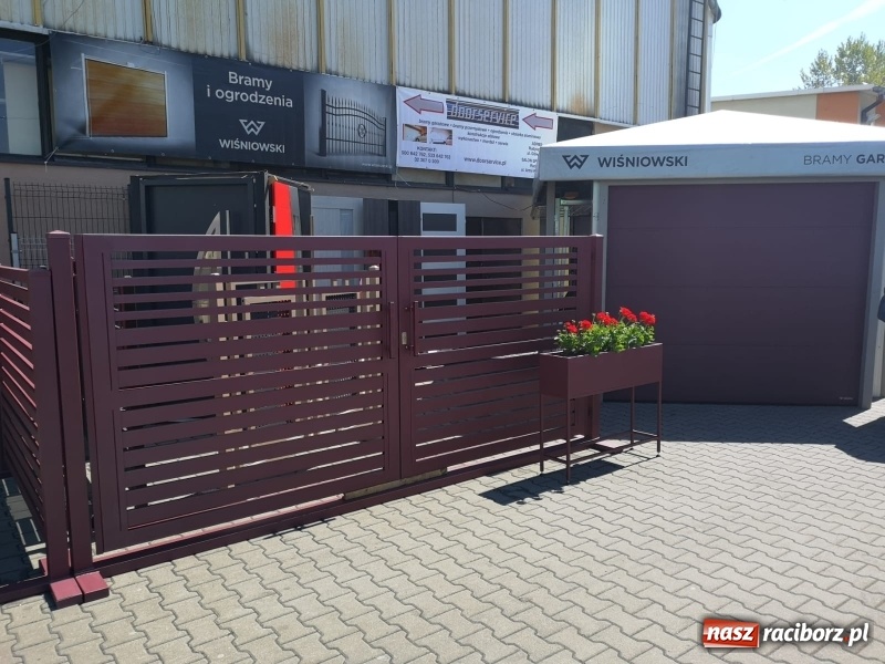 Zdjęcie w galerii na portalu naszraciborz.pl: Stoiska rozstawione, grille rozpalone, scena pełna gwiazd. Ruszyła 19. Eko-Wystawa w Pietrowicach Wielkich wiadomości z regionu