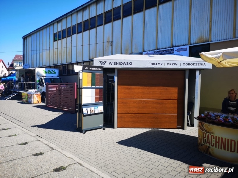 Zdjęcie w galerii na portalu naszraciborz.pl: Stoiska rozstawione, grille rozpalone, scena pełna gwiazd. Ruszyła 19. Eko-Wystawa w Pietrowicach Wielkich wiadomości z regionu