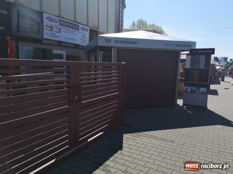 Zdjęcie w galerii na portalu naszraciborz.pl: Stoiska rozstawione, grille rozpalone, scena pełna gwiazd. Ruszyła 19. Eko-Wystawa w Pietrowicach Wielkich wiadomości z regionu