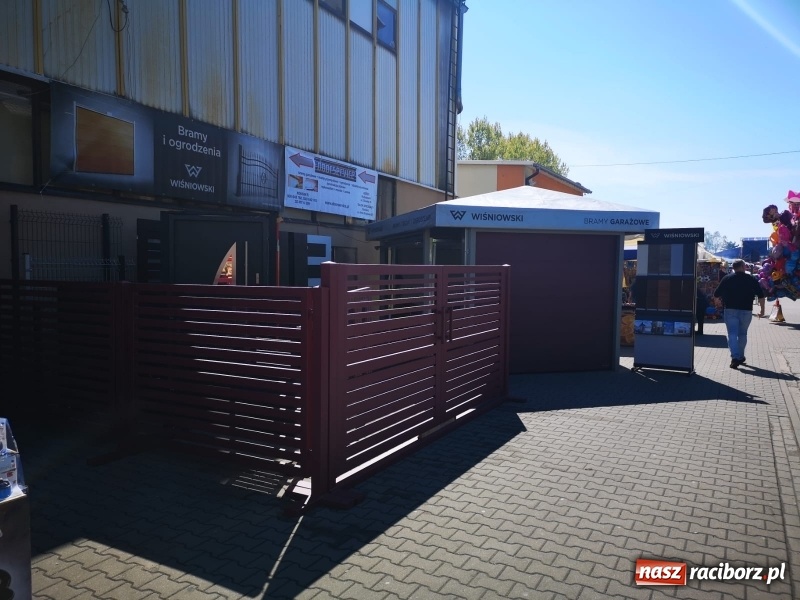 Zdjęcie w galerii na portalu naszraciborz.pl: Stoiska rozstawione, grille rozpalone, scena pełna gwiazd. Ruszyła 19. Eko-Wystawa w Pietrowicach Wielkich wiadomości z regionu