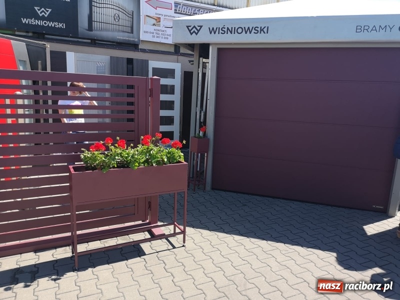 Zdjęcie w galerii na portalu naszraciborz.pl: Stoiska rozstawione, grille rozpalone, scena pełna gwiazd. Ruszyła 19. Eko-Wystawa w Pietrowicach Wielkich wiadomości z regionu