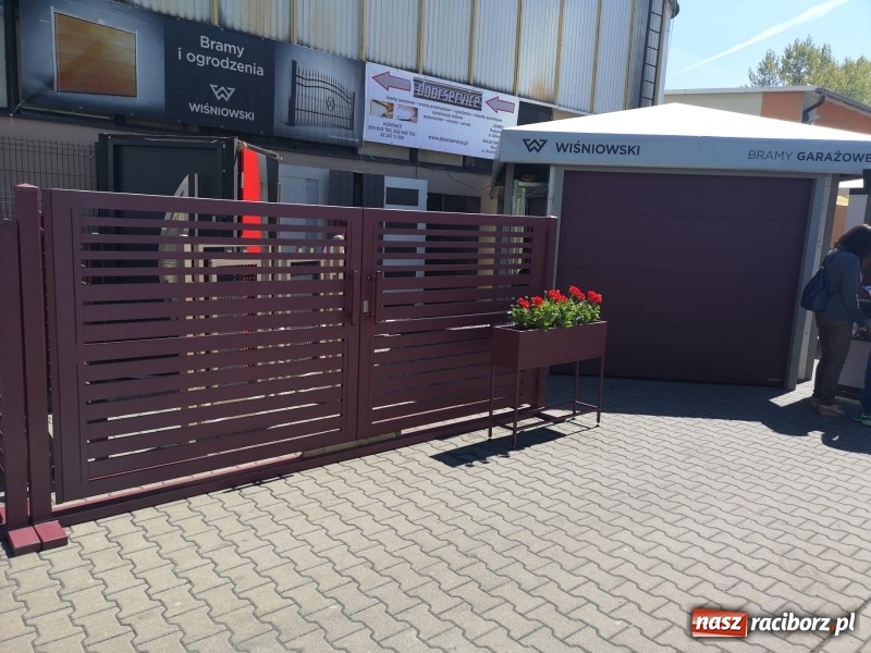Zdjęcie w galerii na portalu naszraciborz.pl: Stoiska rozstawione, grille rozpalone, scena pełna gwiazd. Ruszyła 19. Eko-Wystawa w Pietrowicach Wielkich wiadomości z regionu