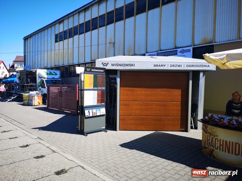 Zdjęcie w galerii na portalu naszraciborz.pl: Stoiska rozstawione, grille rozpalone, scena pełna gwiazd. Ruszyła 19. Eko-Wystawa w Pietrowicach Wielkich wiadomości z regionu