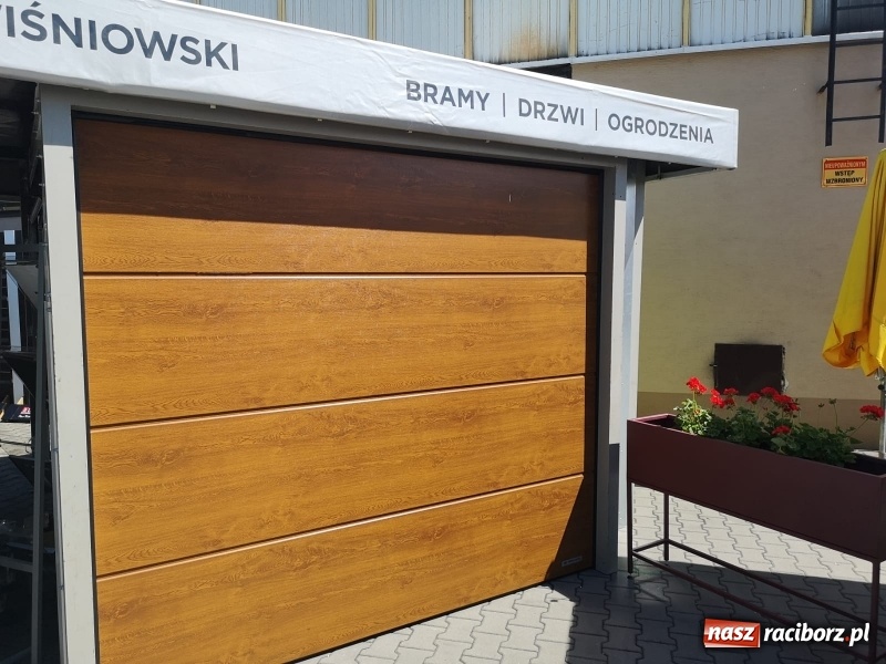 Zdjęcie w galerii na portalu naszraciborz.pl: Stoiska rozstawione, grille rozpalone, scena pełna gwiazd. Ruszyła 19. Eko-Wystawa w Pietrowicach Wielkich wiadomości z regionu